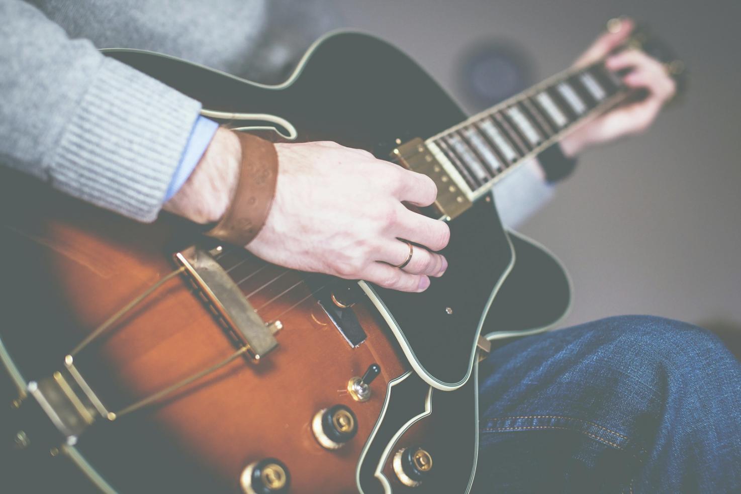 Studenti durante una sessione di formazione musicale pratica