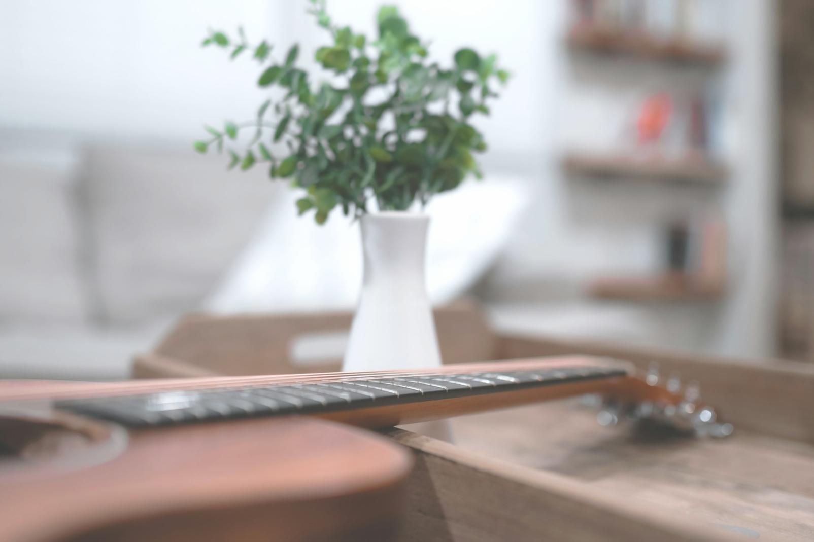 Sessione di formazione in aula con strumenti musicali